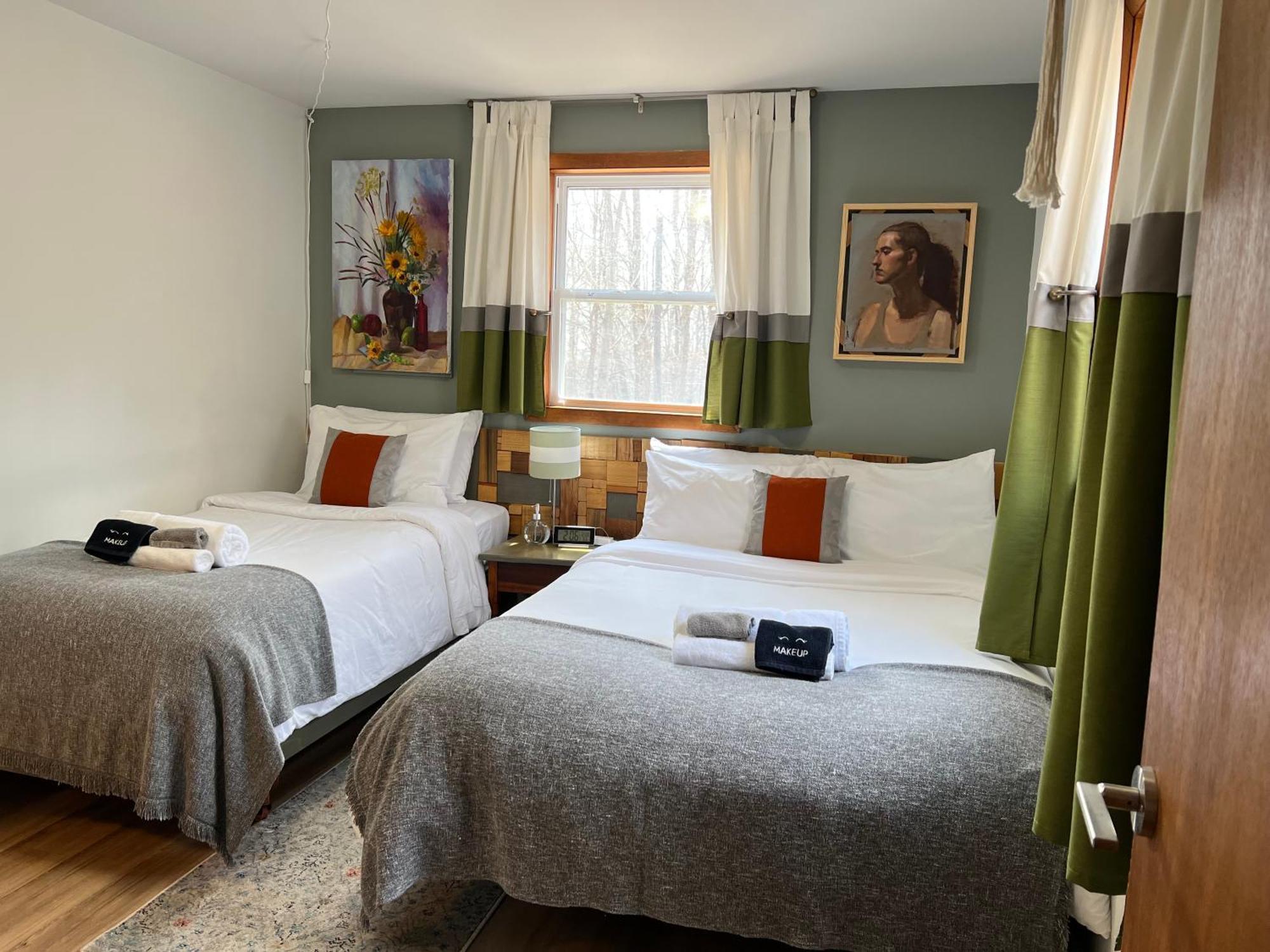 That Gray House Romantic Getaway * Albrightsville